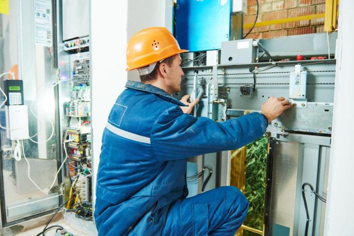 Un électricien professionnel à Mâcon